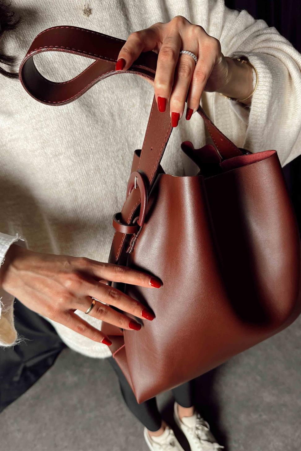 İçi Süet Yumuşak Deri Toka Detaylı Çanta Bordo