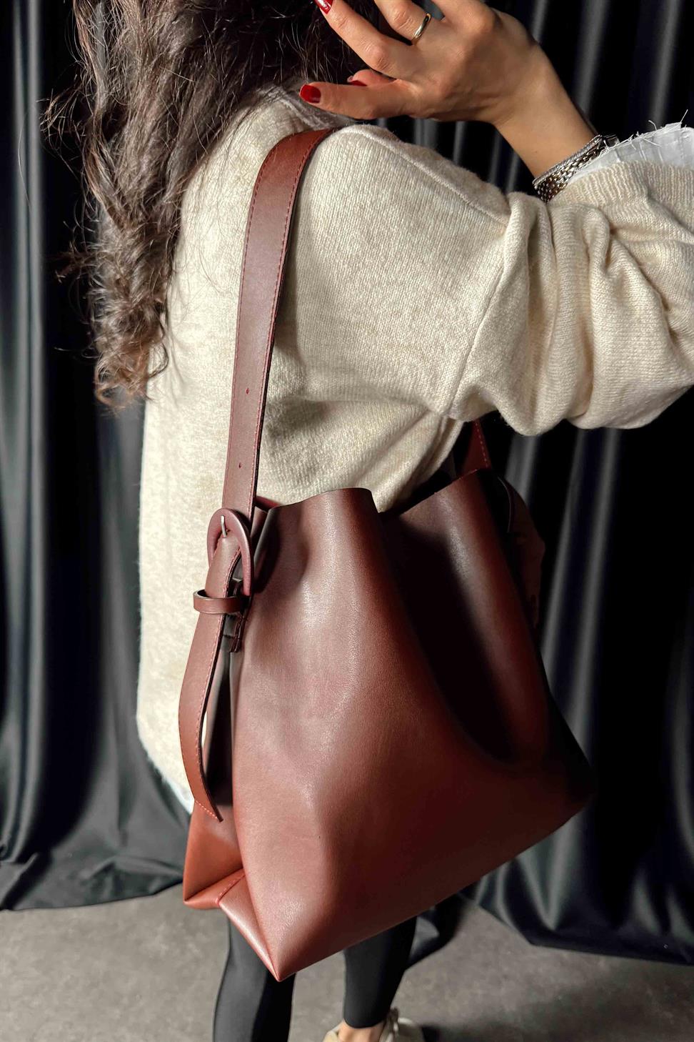 İçi Süet Yumuşak Deri Toka Detaylı Çanta Bordo