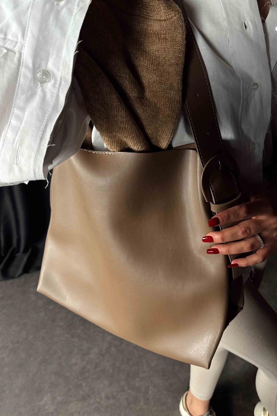 İçi Süet Yumuşak Deri Toka Detaylı Çanta Vizon