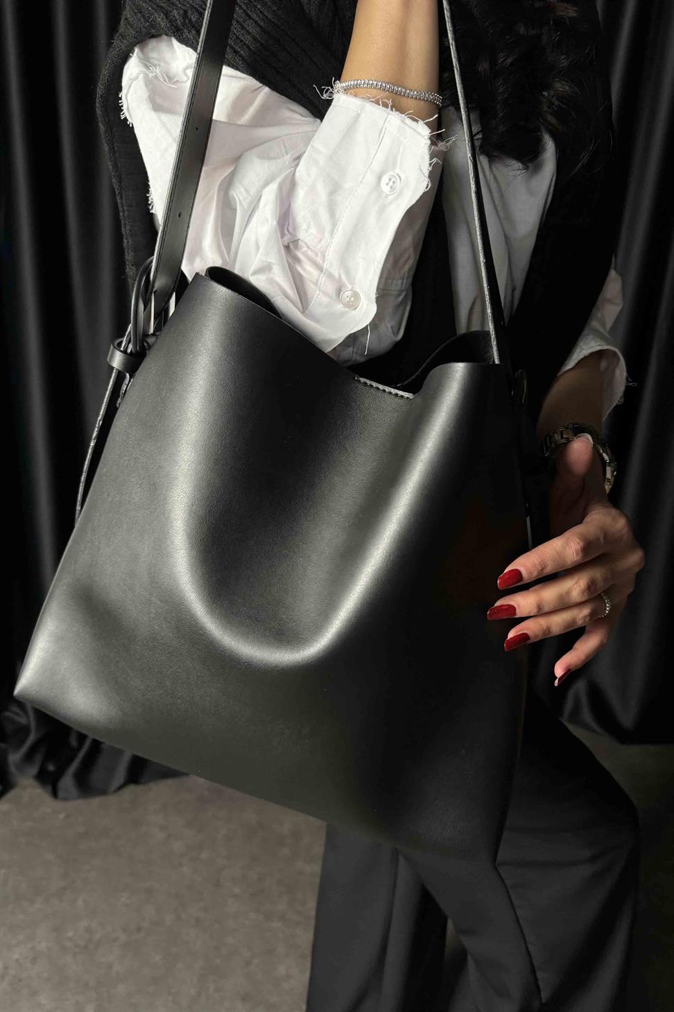 İçi Süet Yumuşak Deri Toka Detaylı Çanta Siyah