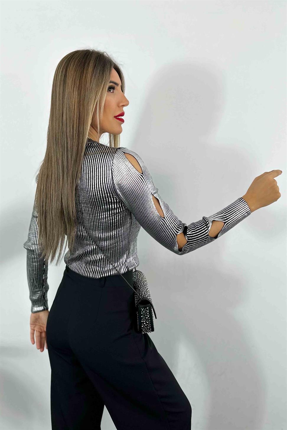 Kolları Dekolte Detay Varaklı Bisiklet Yaka Triko Bluz Silver