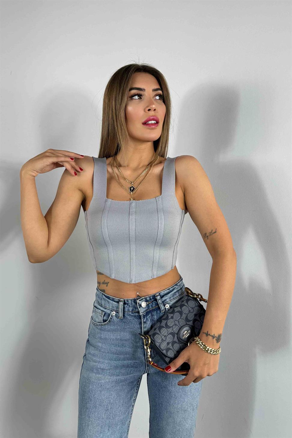 Korse Detaylı Kare Yaka Kalın Askılı Bluz Gri