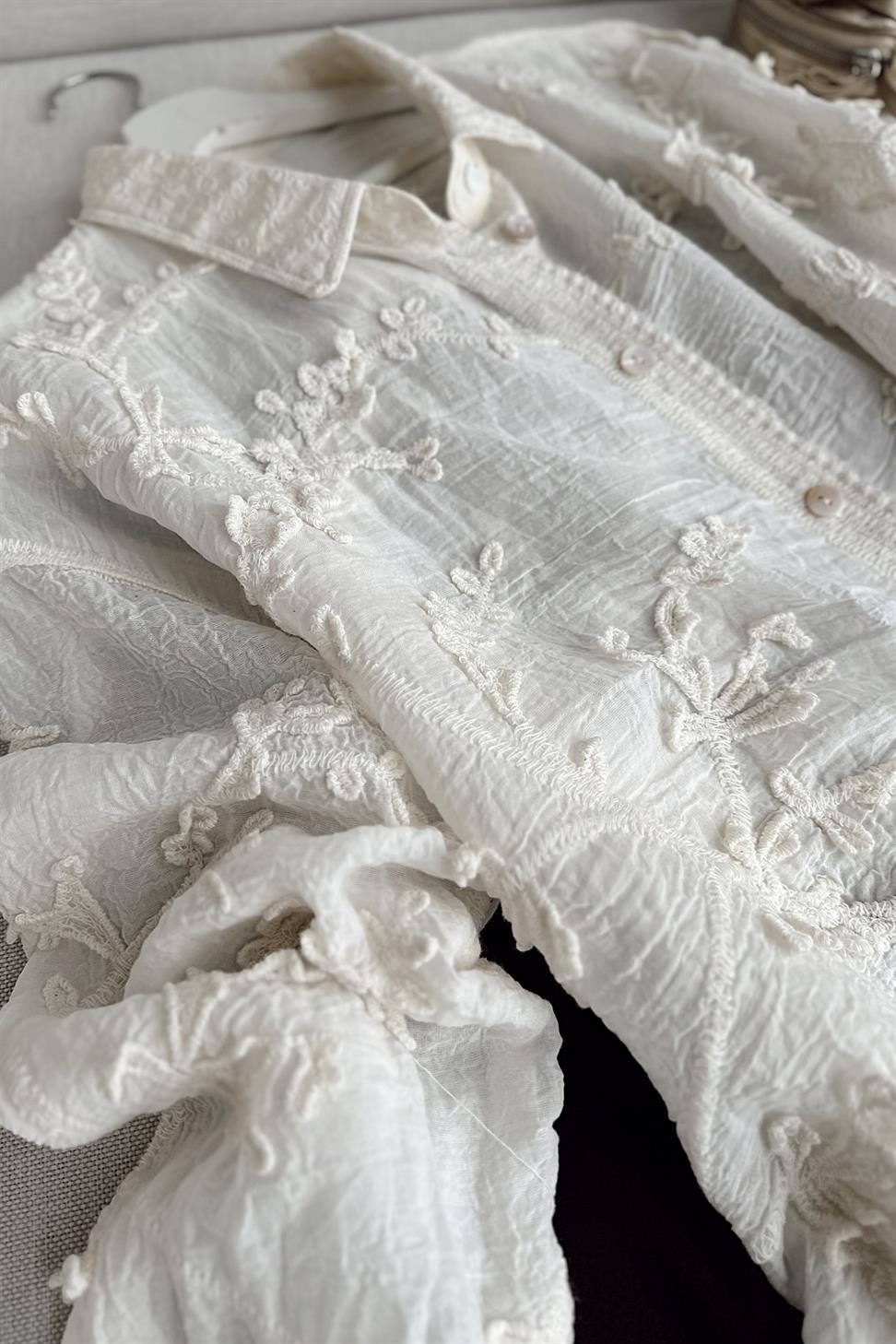 Krem Nakış Detaylı Gömlek