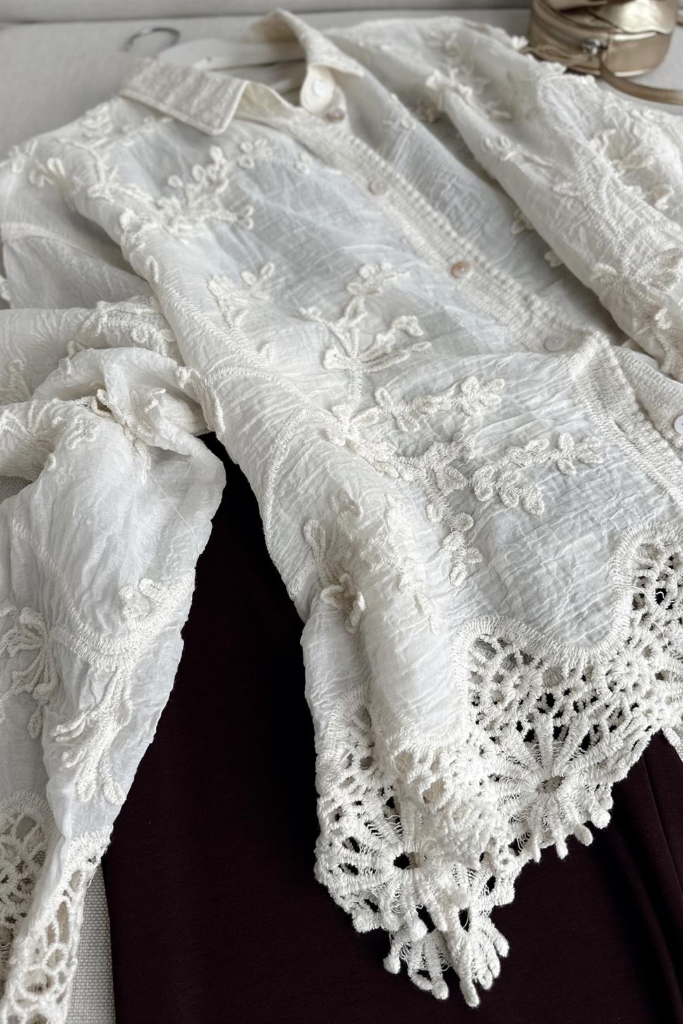 Krem Nakış Detaylı Gömlek