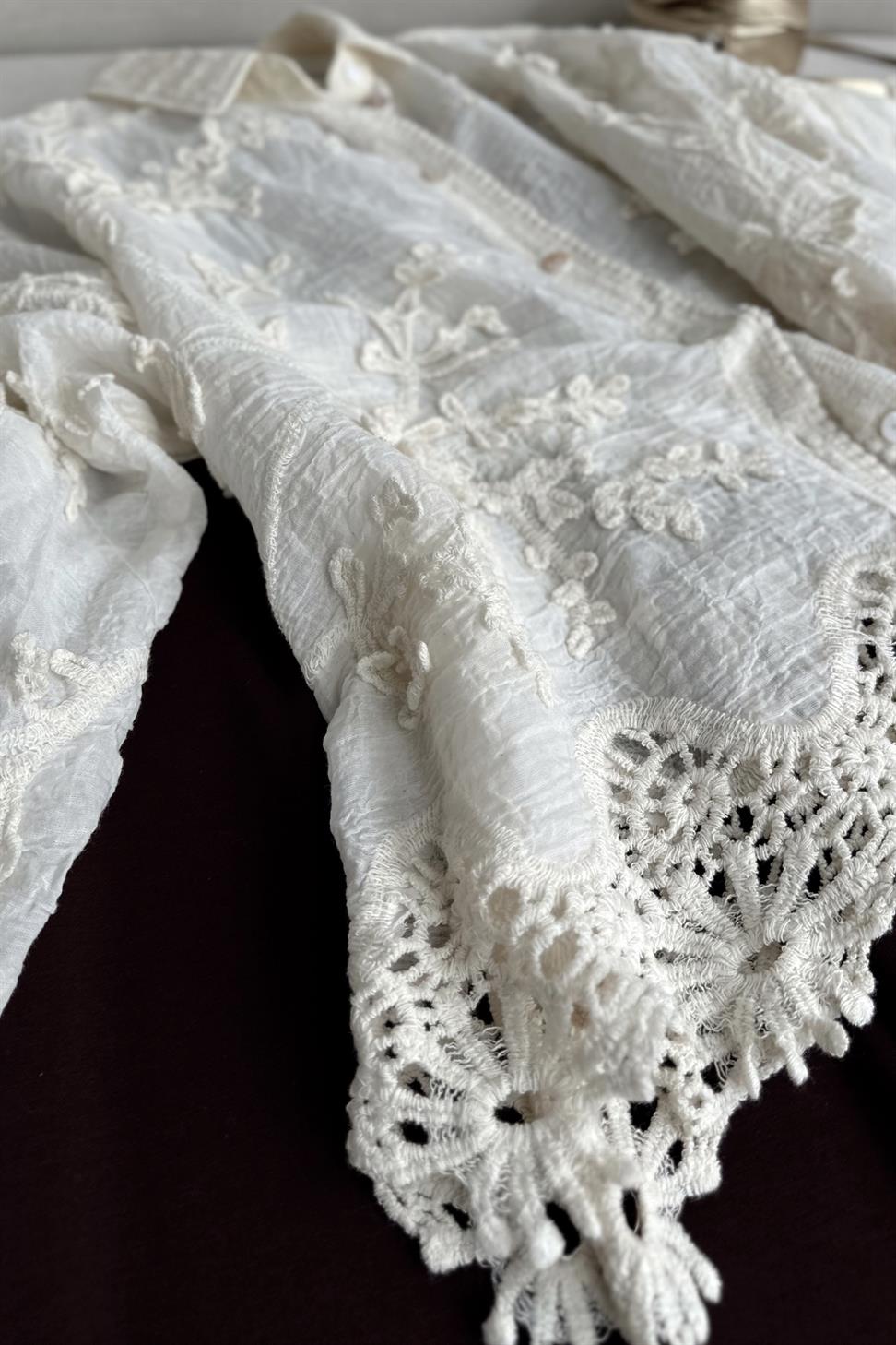 Krem Nakış Detaylı Gömlek