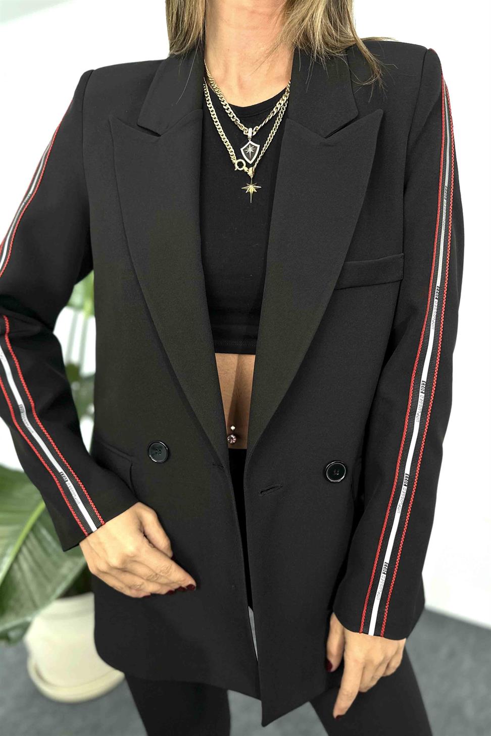 Krep Kumaş Sırtı Yırtmaçlı Şerit Detay Blazer Ceket Siyah