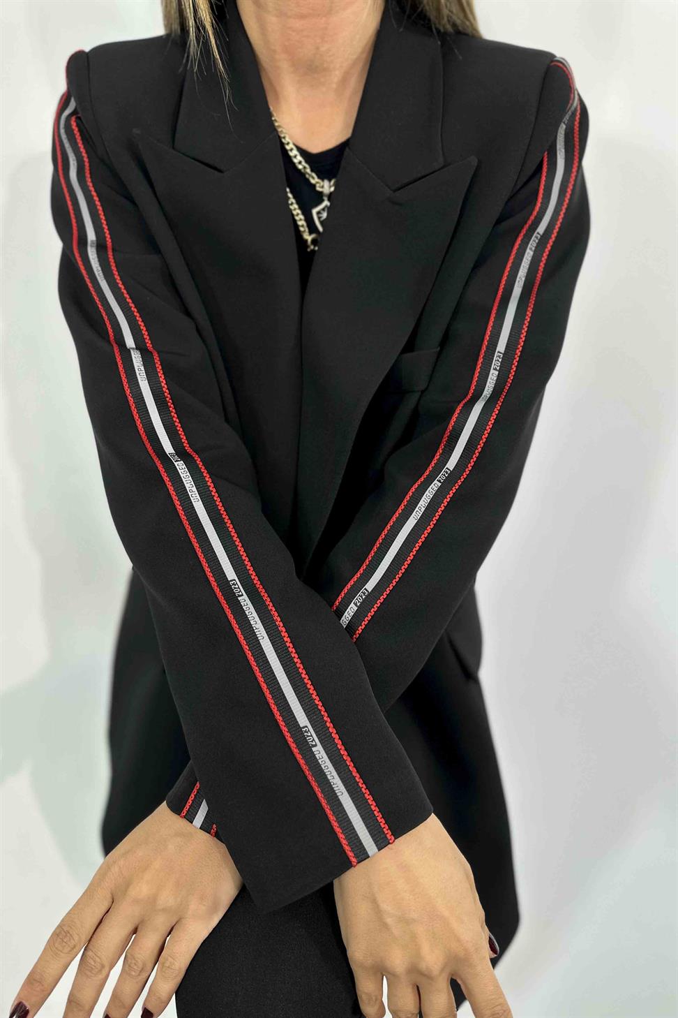 Krep Kumaş Sırtı Yırtmaçlı Şerit Detay Blazer Ceket Siyah