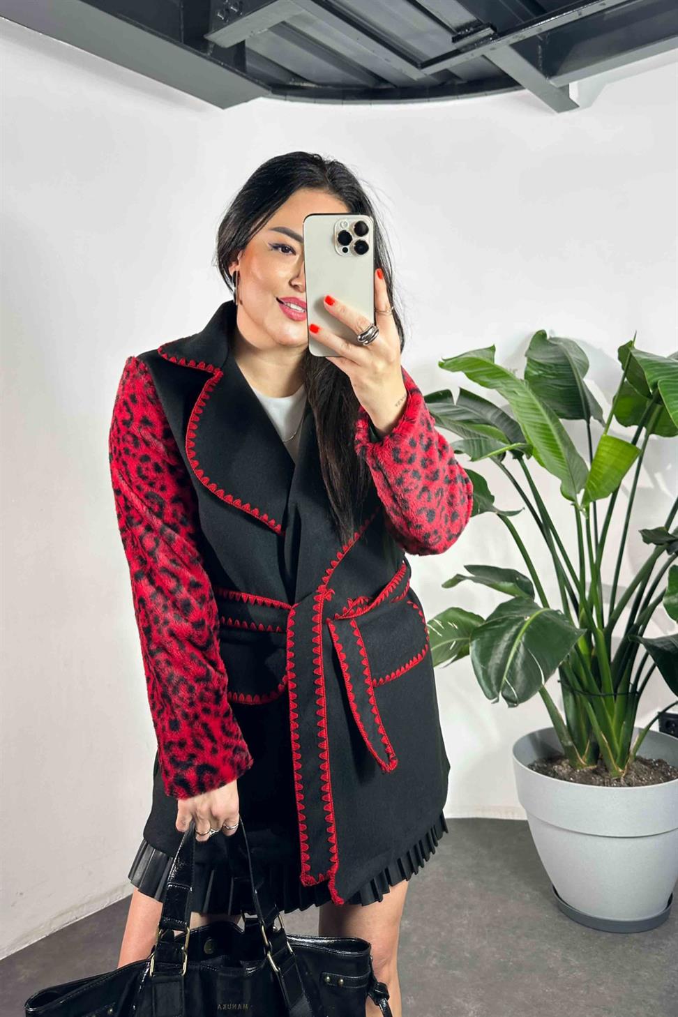 Leopar Desen Kolları Kürk Kemerli Nakış İşlemeli Kaşe Kaban Siyah