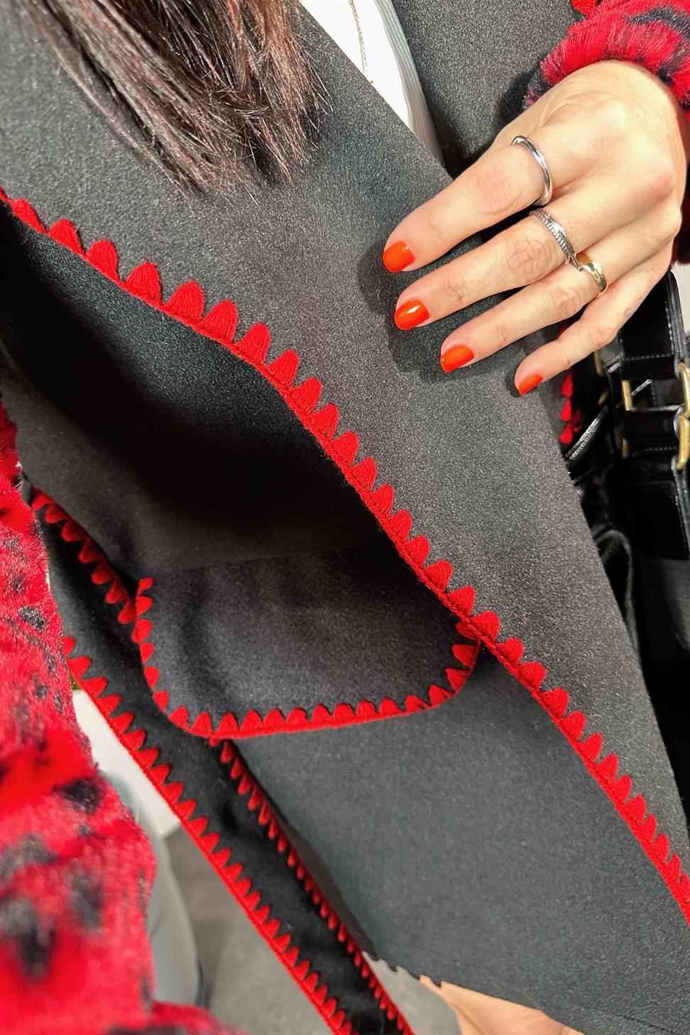 Leopar Desen Kolları Kürk Kemerli Nakış İşlemeli Kaşe Kaban Siyah