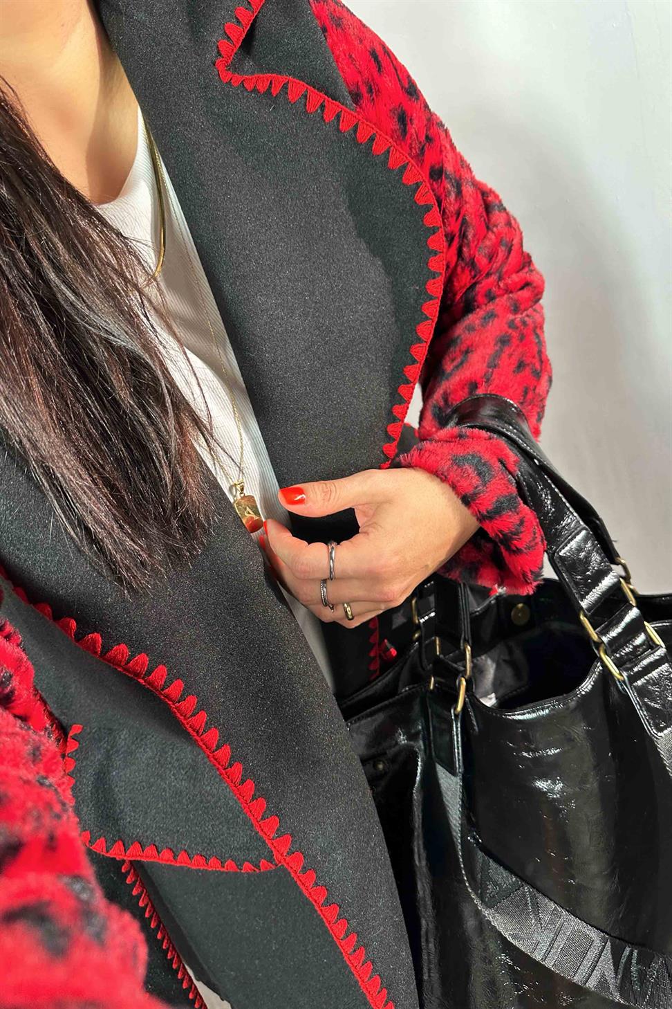 Leopar Desen Kolları Kürk Kemerli Nakış İşlemeli Kaşe Kaban Siyah