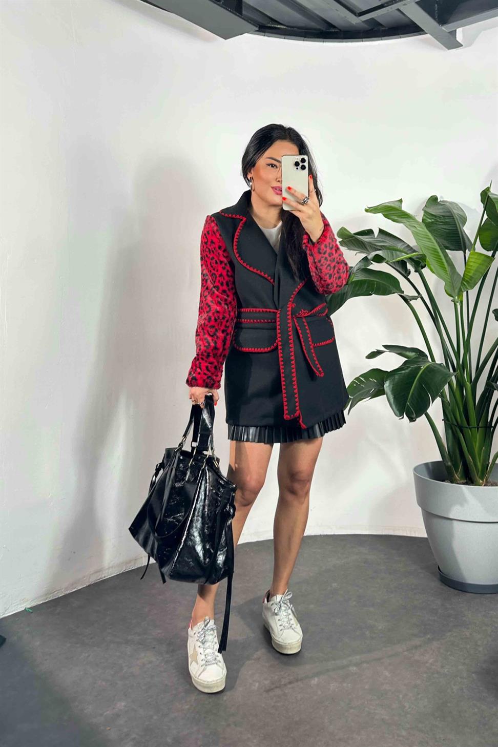 Leopar Desen Kolları Kürk Kemerli Nakış İşlemeli Kaşe Kaban Siyah