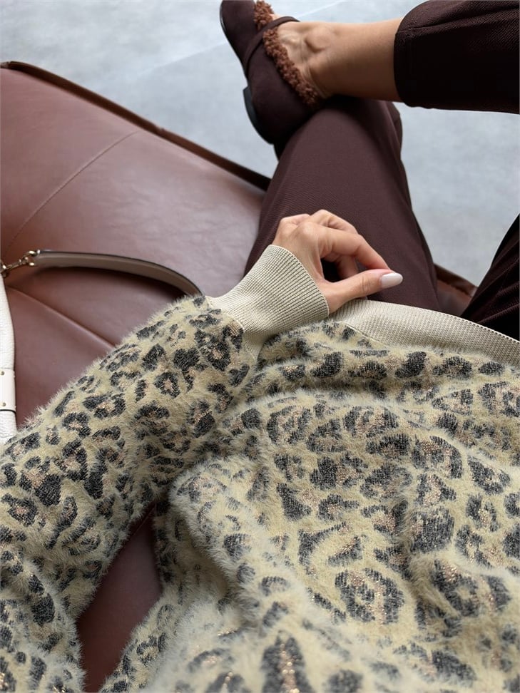 Leopar Desen Yumoş Dokuma V Yaka Kazak Krem