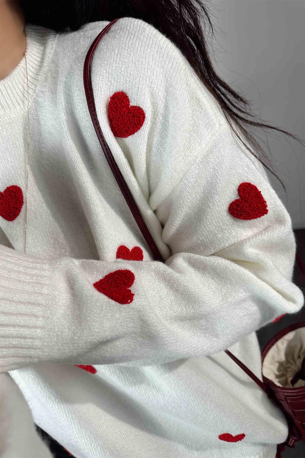 Marka Model Kalp Nakışlı Yumoş Triko Kazak Ekru