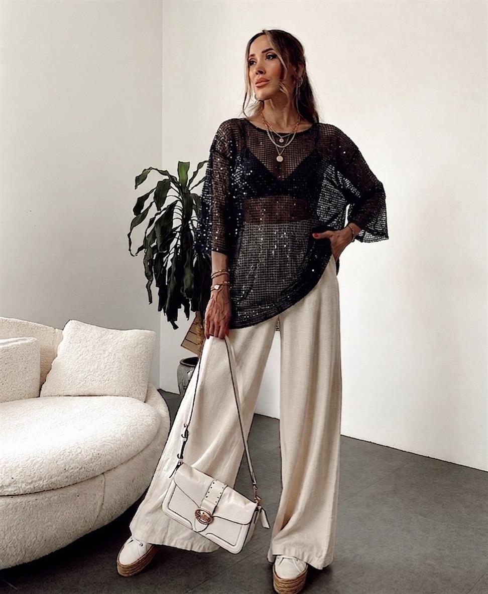 Marka Model Pul Detaylı Bluz Siyah