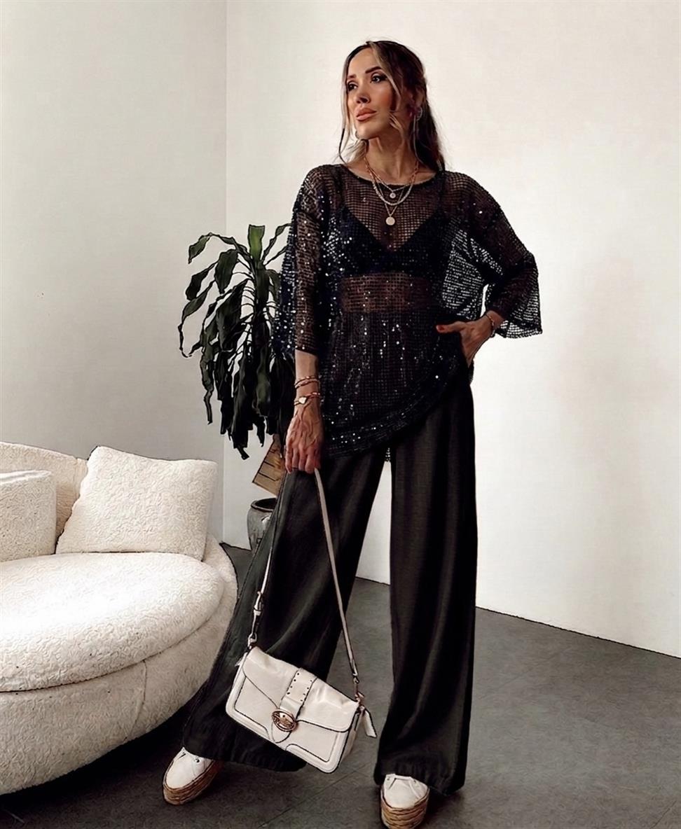 Marka Model Pul Detaylı Bluz Siyah