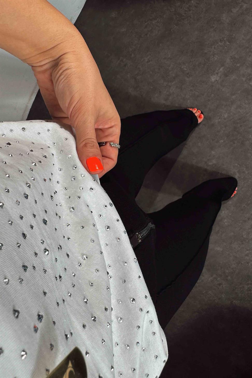 Marka Model Swarovski Taş Detaylı Basic Tişört Beyaz