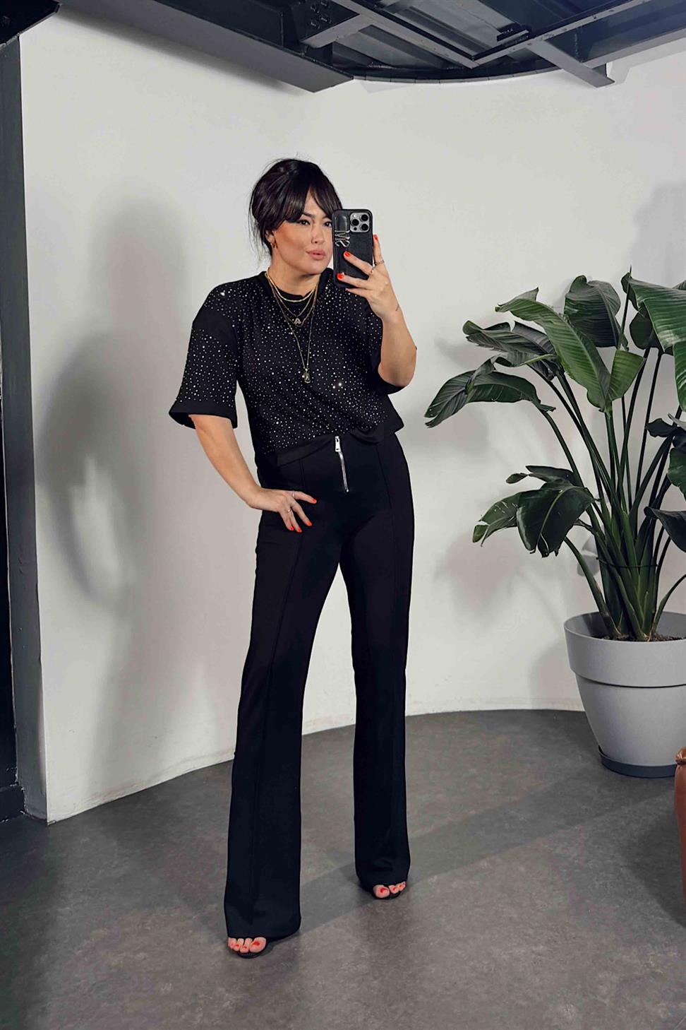 Marka Model Swarovski Taş Detaylı Basic Tişört Siyah