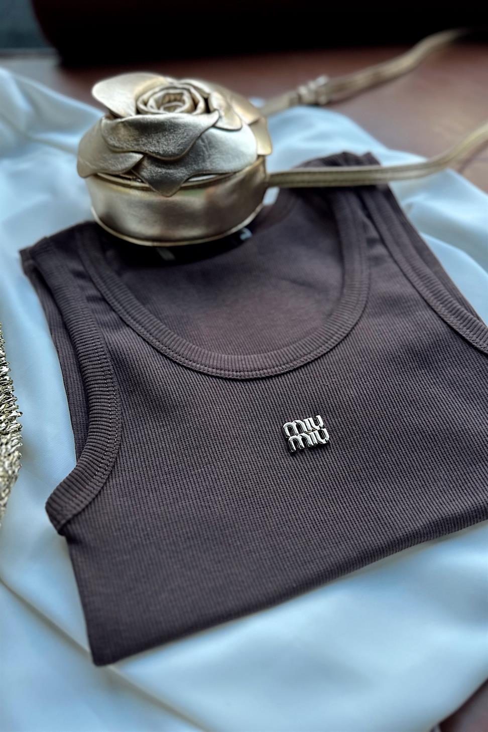 Marka Model Taş Logo Detaylı Kalın Askılı Bluz Acı Kahve