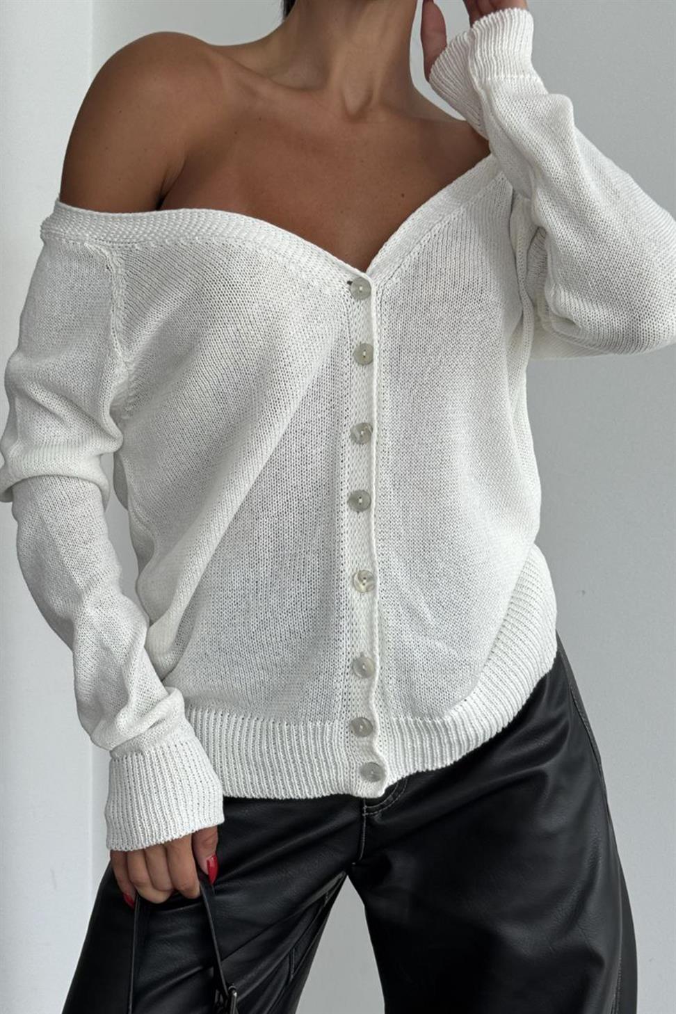 Modern Kesim Çift Taraf Düğmeli Tasarım Hırka Beyaz