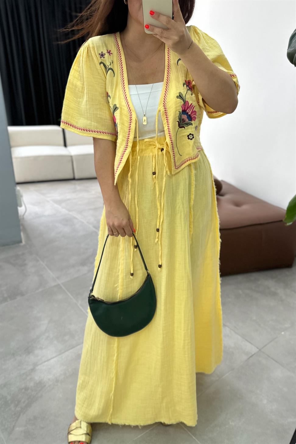 Nakış İşlemeli Ters Dikiş Detay Müslin Takım Sarı