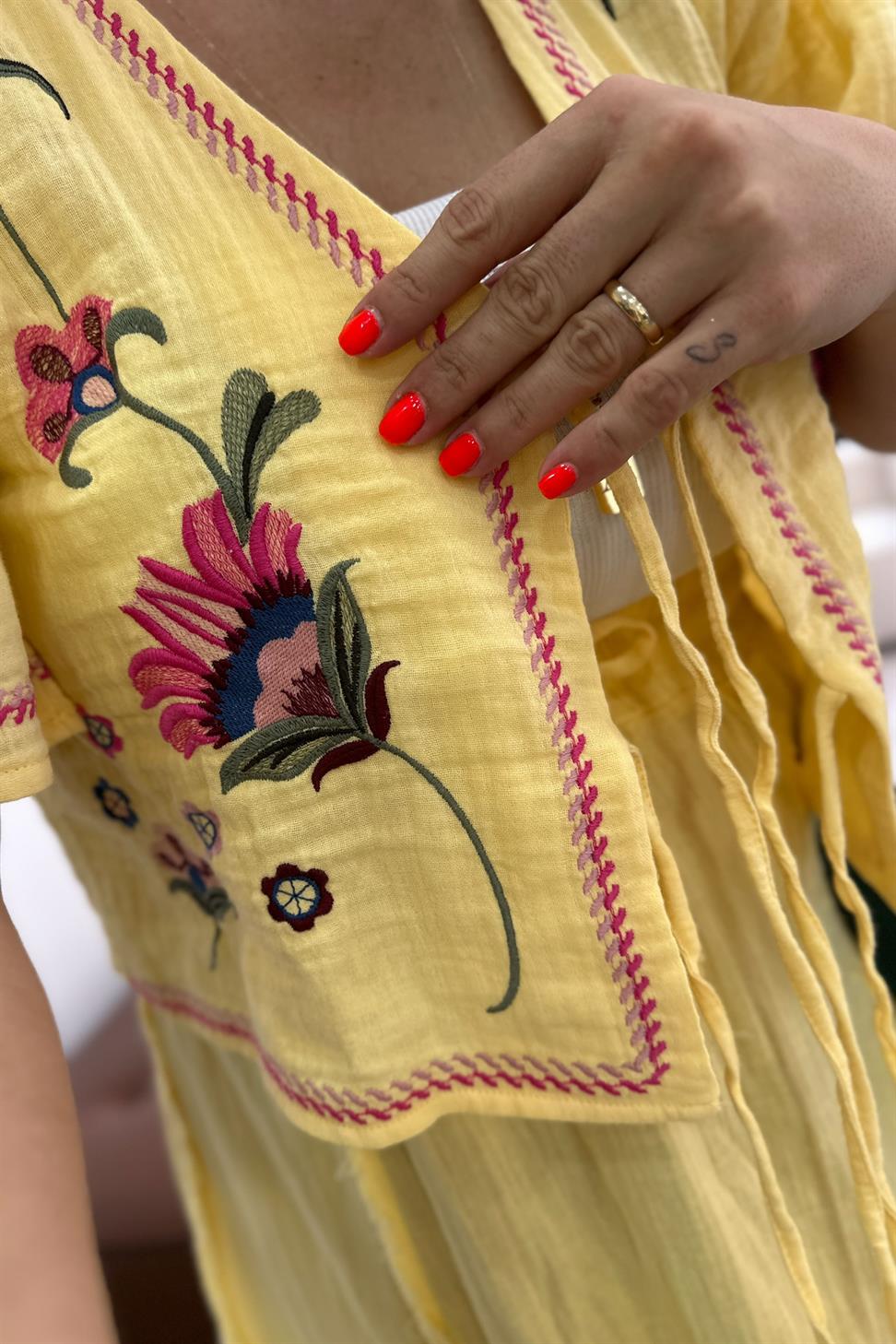 Nakış İşlemeli Ters Dikiş Detay Müslin Takım Sarı