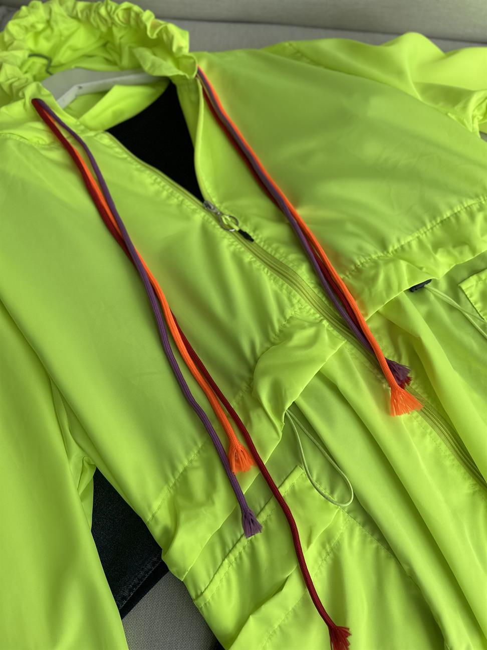 Neon Yeşil Kapüşonlu Fermuarlı Tensel Kumaş Tasarım Mont  