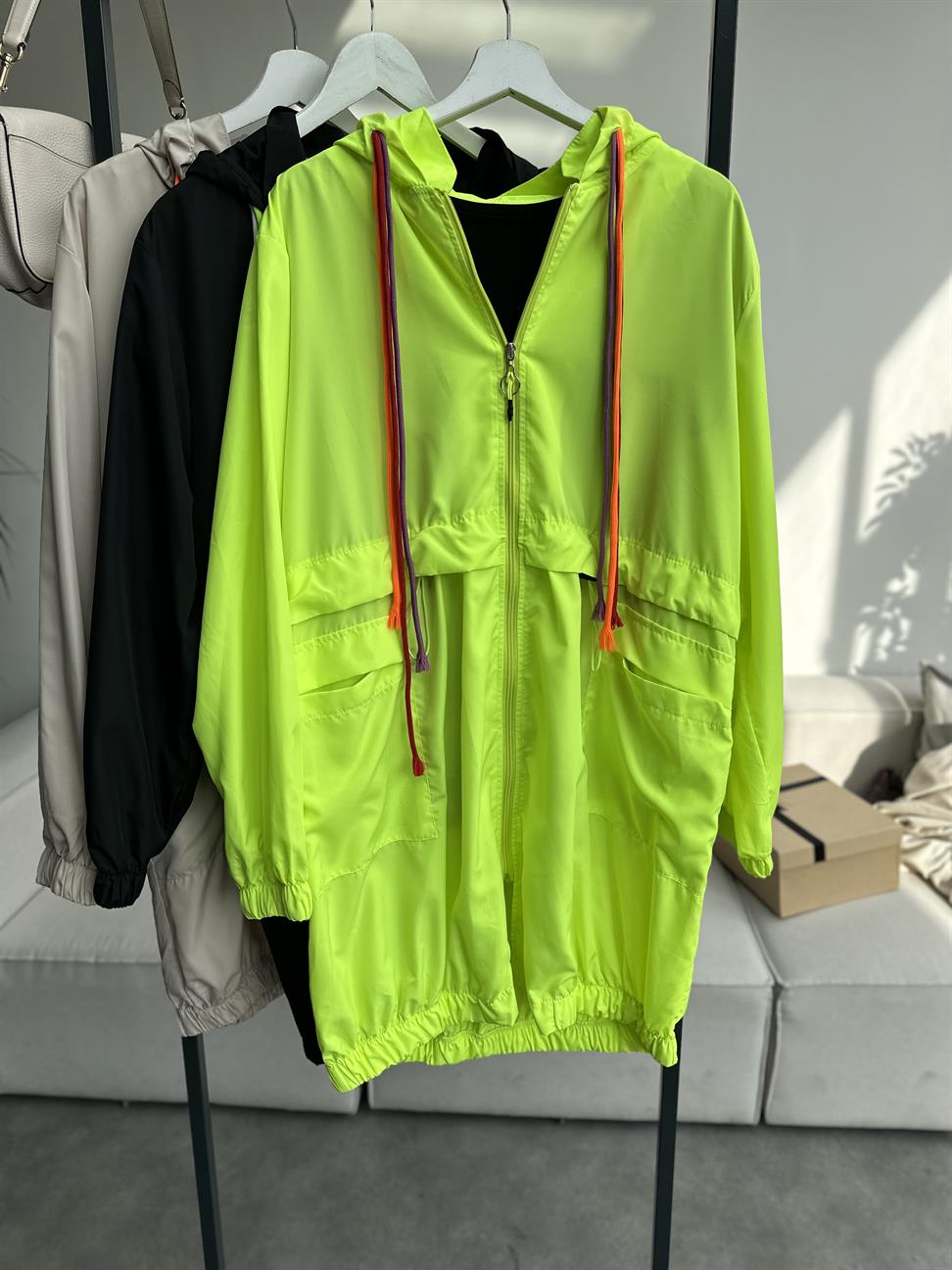 Neon Yeşil Kapüşonlu Fermuarlı Tensel Kumaş Tasarım Mont  