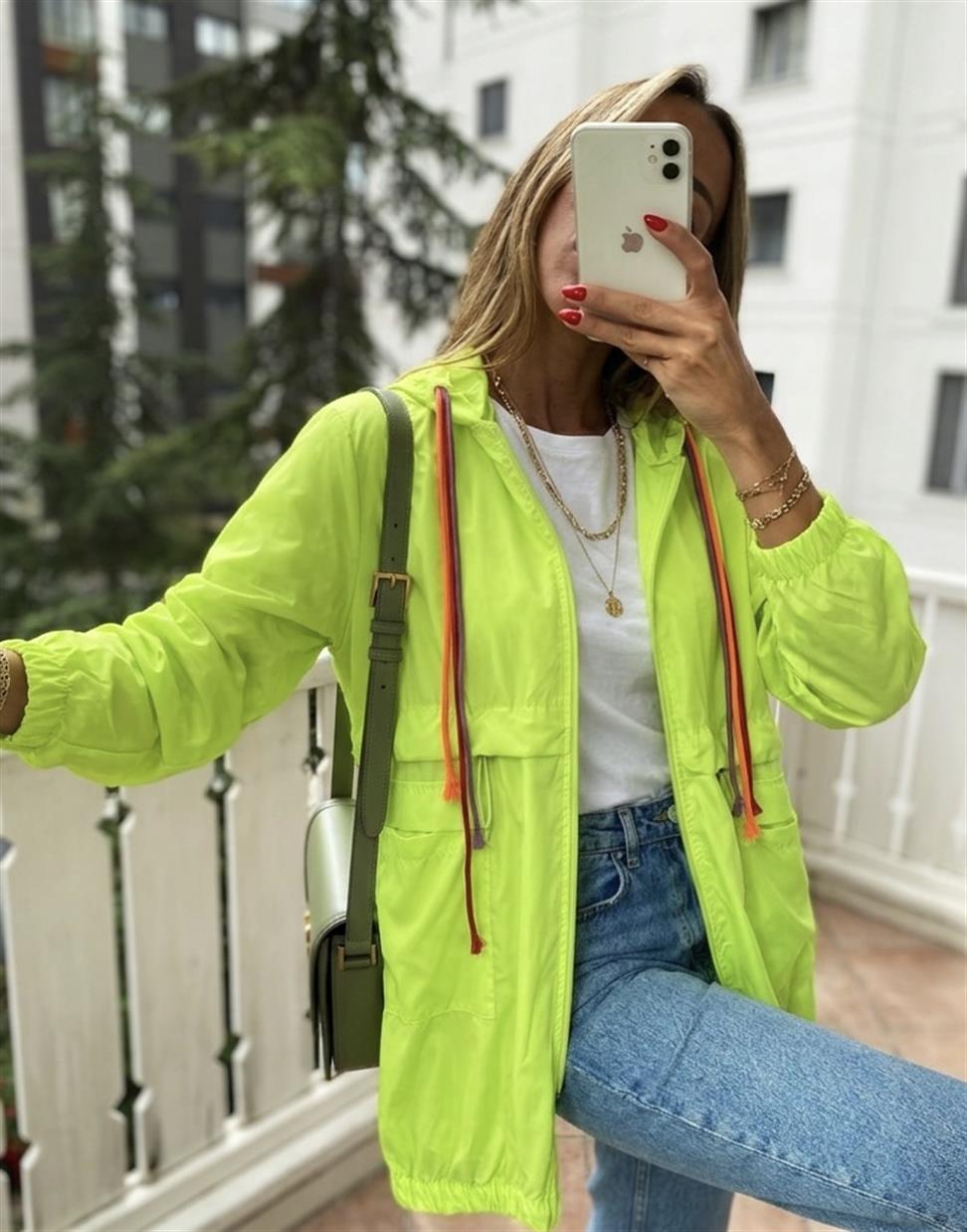 Neon Yeşil Kapüşonlu Fermuarlı Tensel Kumaş Tasarım Mont  