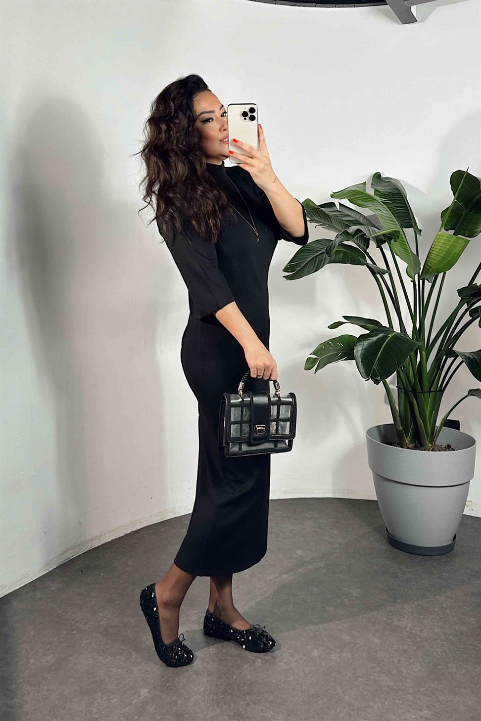 Omuz Vatkalı Arkadan Yırtmaçlı Elbise Siyah