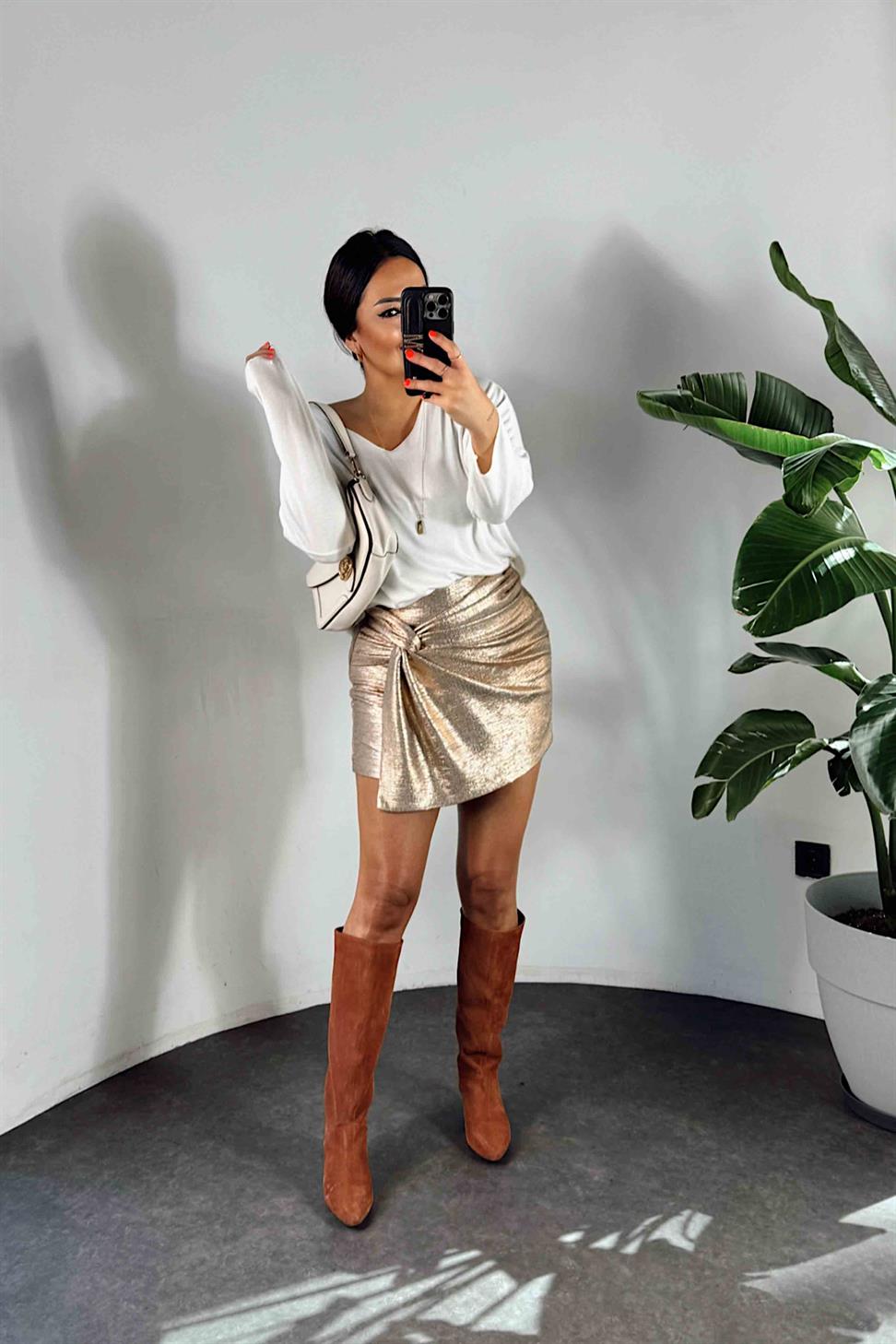 Önde Düğüm Detaylı Varaklı Mini Kadın Şort Etek Gold