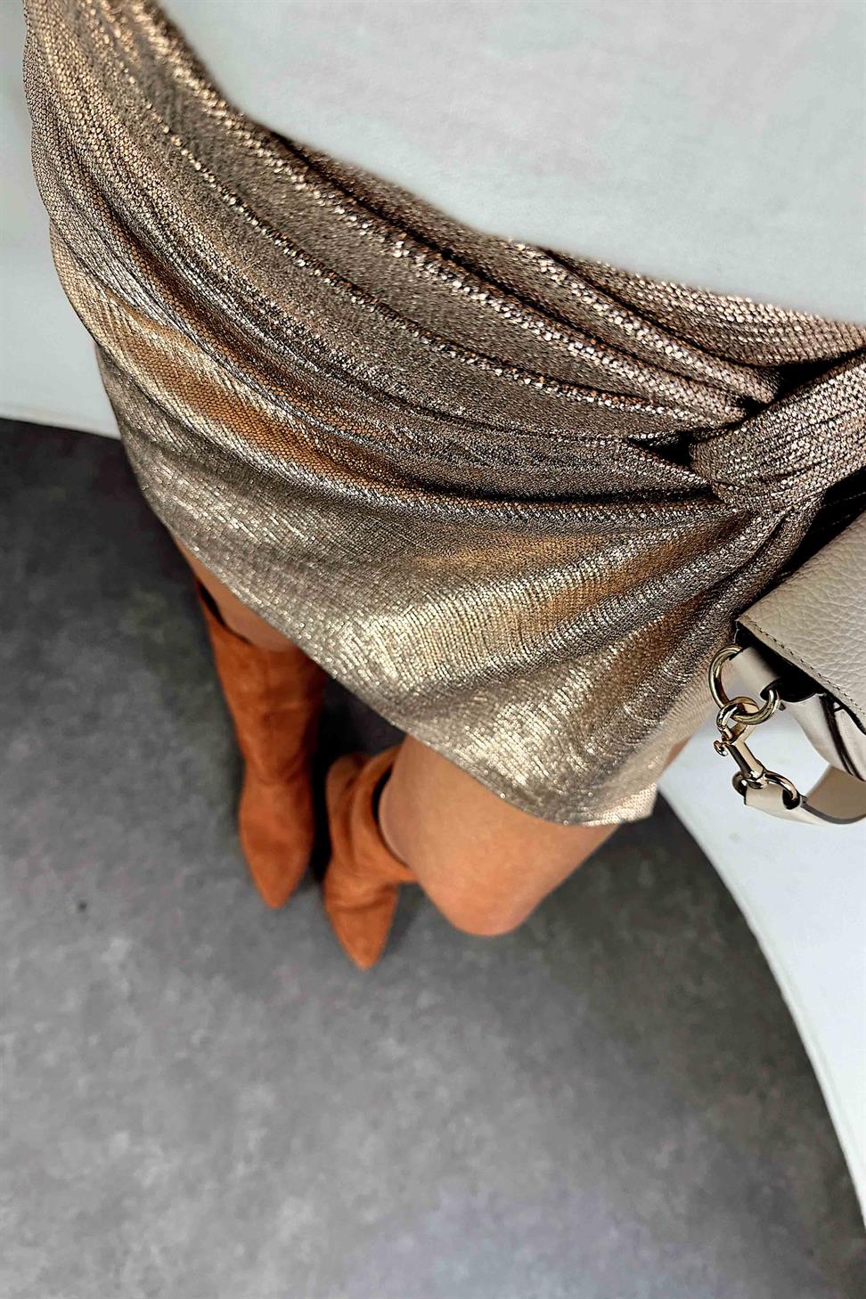 Önde Düğüm Detaylı Varaklı Mini Kadın Şort Etek Gold