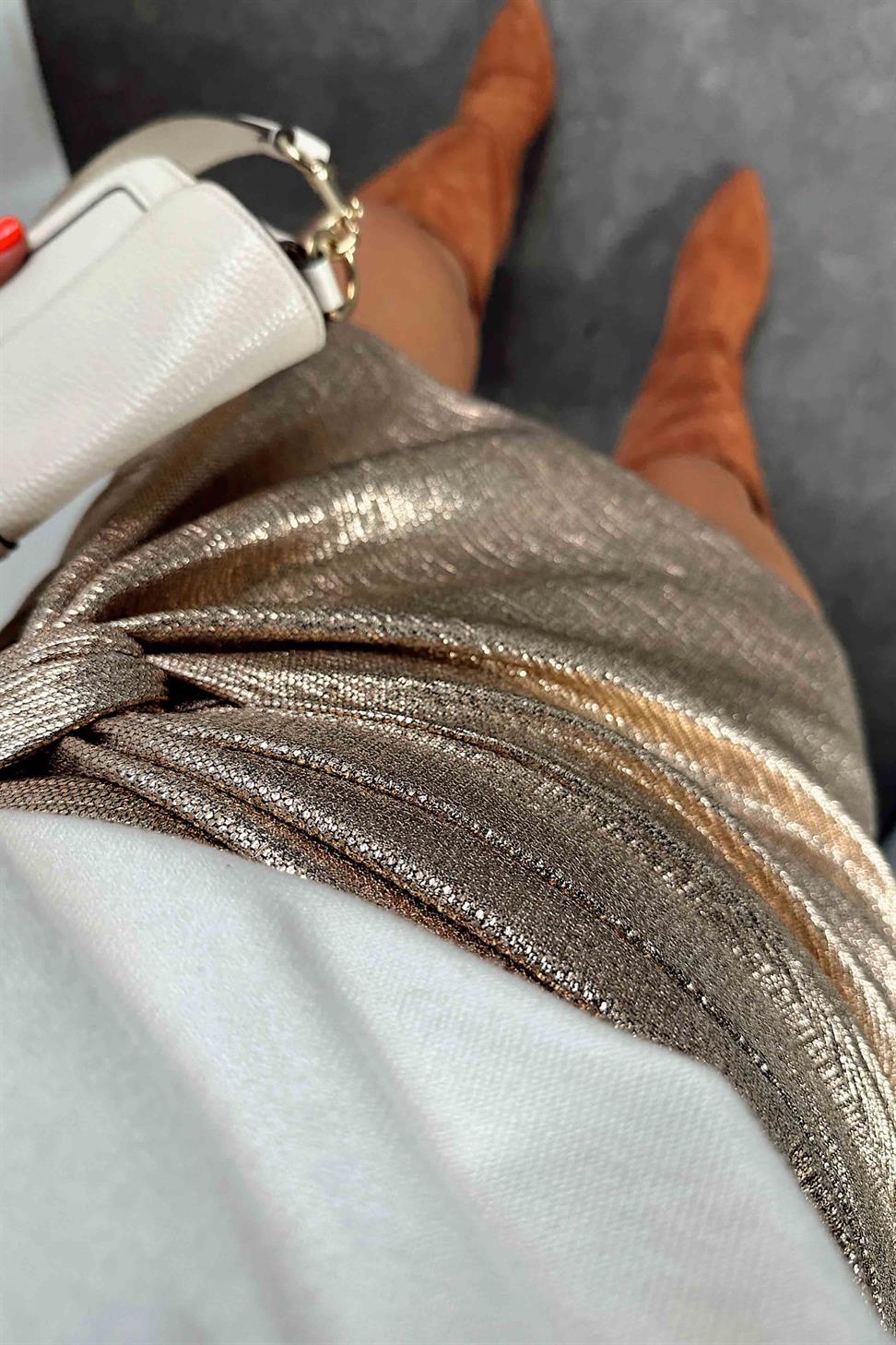 Önde Düğüm Detaylı Varaklı Mini Kadın Şort Etek Gold