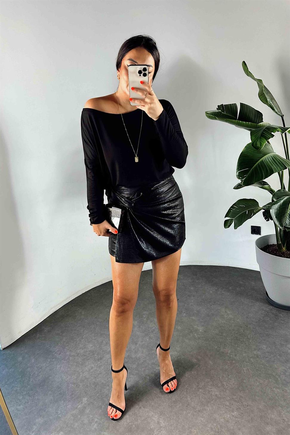 Önde Düğüm Detaylı Varaklı Mini Kadın Şort Etek Siyah