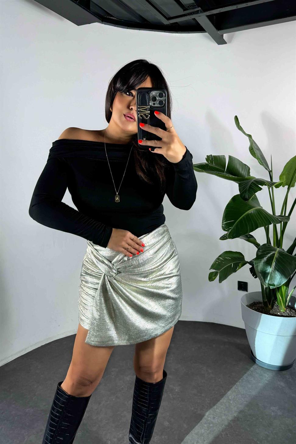 Önde Düğüm Detaylı Varaklı Mini Kadın Şort Etek Dore