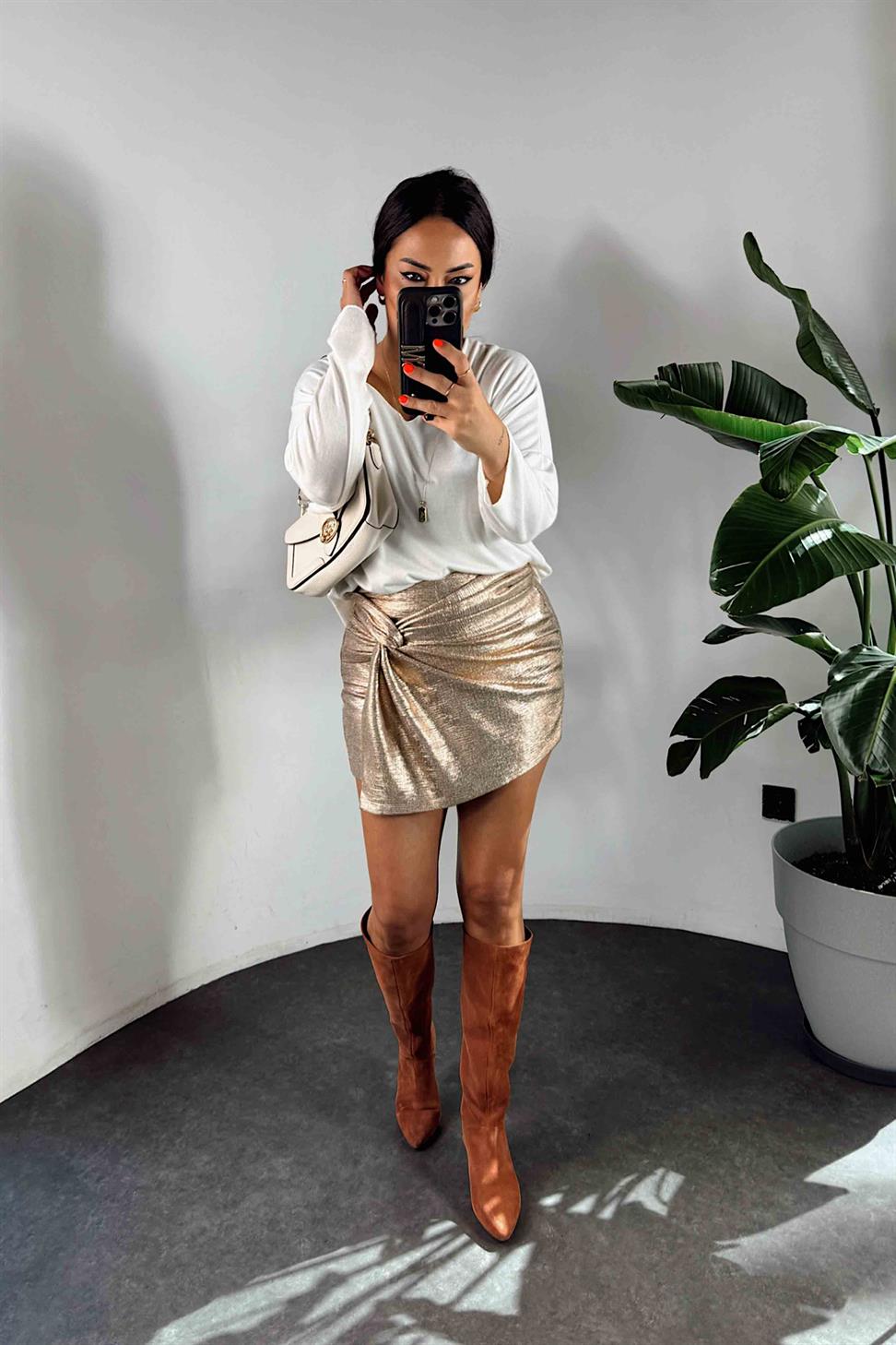 Önde Düğüm Detaylı Varaklı Mini Kadın Şort Etek Gold