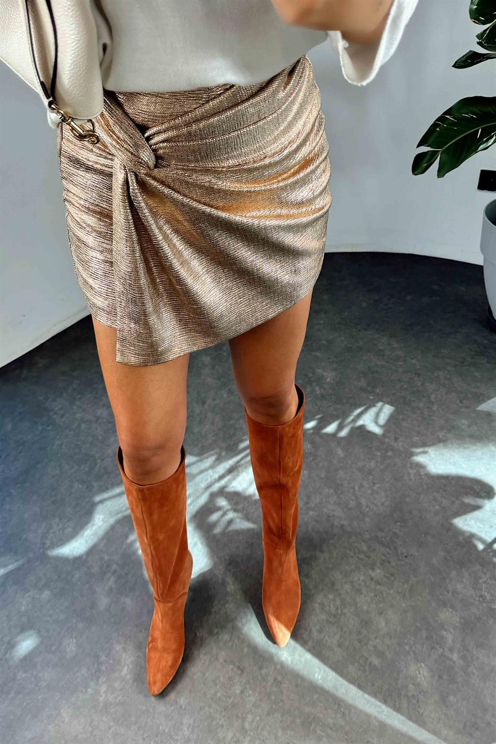 Önde Düğüm Detaylı Varaklı Mini Kadın Şort Etek Gold