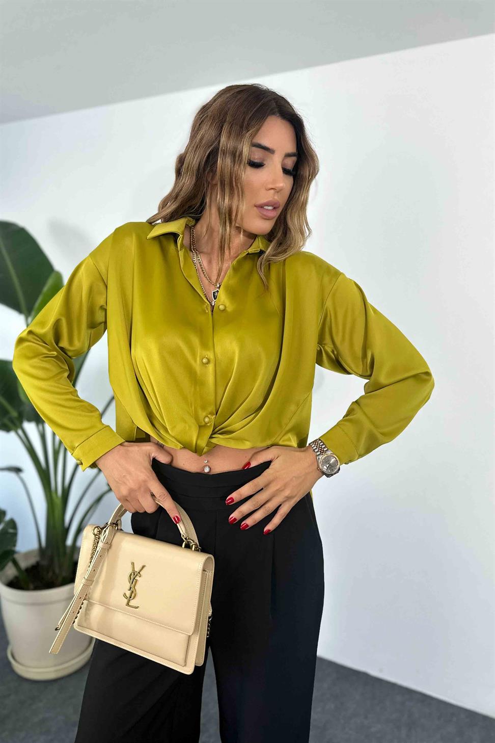 Önden Kıvrım Detaylı İnci Düğmeli Saten Bluz Olive
