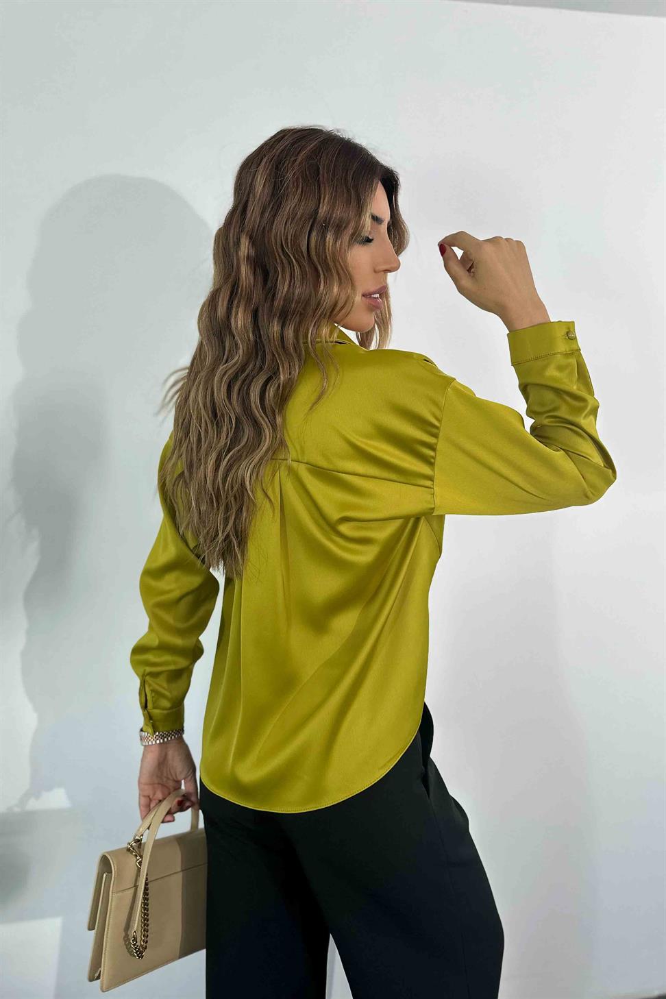 Önden Kıvrım Detaylı İnci Düğmeli Saten Bluz Olive
