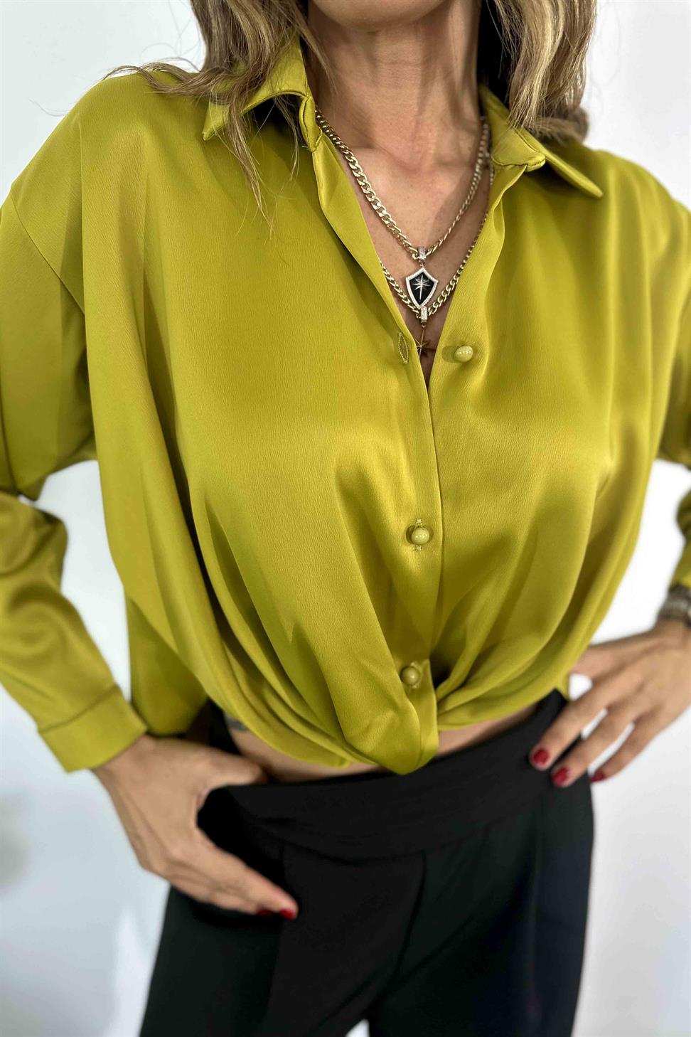Önden Kıvrım Detaylı İnci Düğmeli Saten Bluz Olive