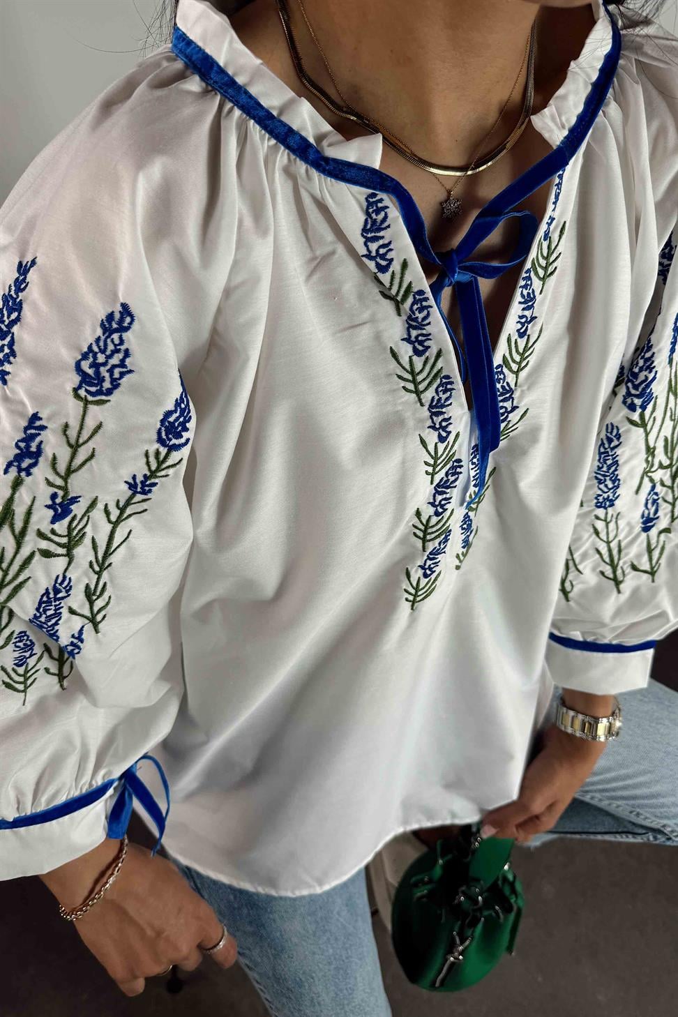 Poplin Kumaş Renkli Nakış Detay Bluz Beyaz