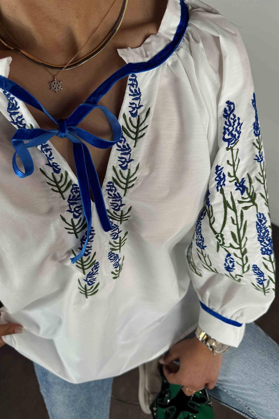 Poplin Kumaş Renkli Nakış Detay Bluz Beyaz