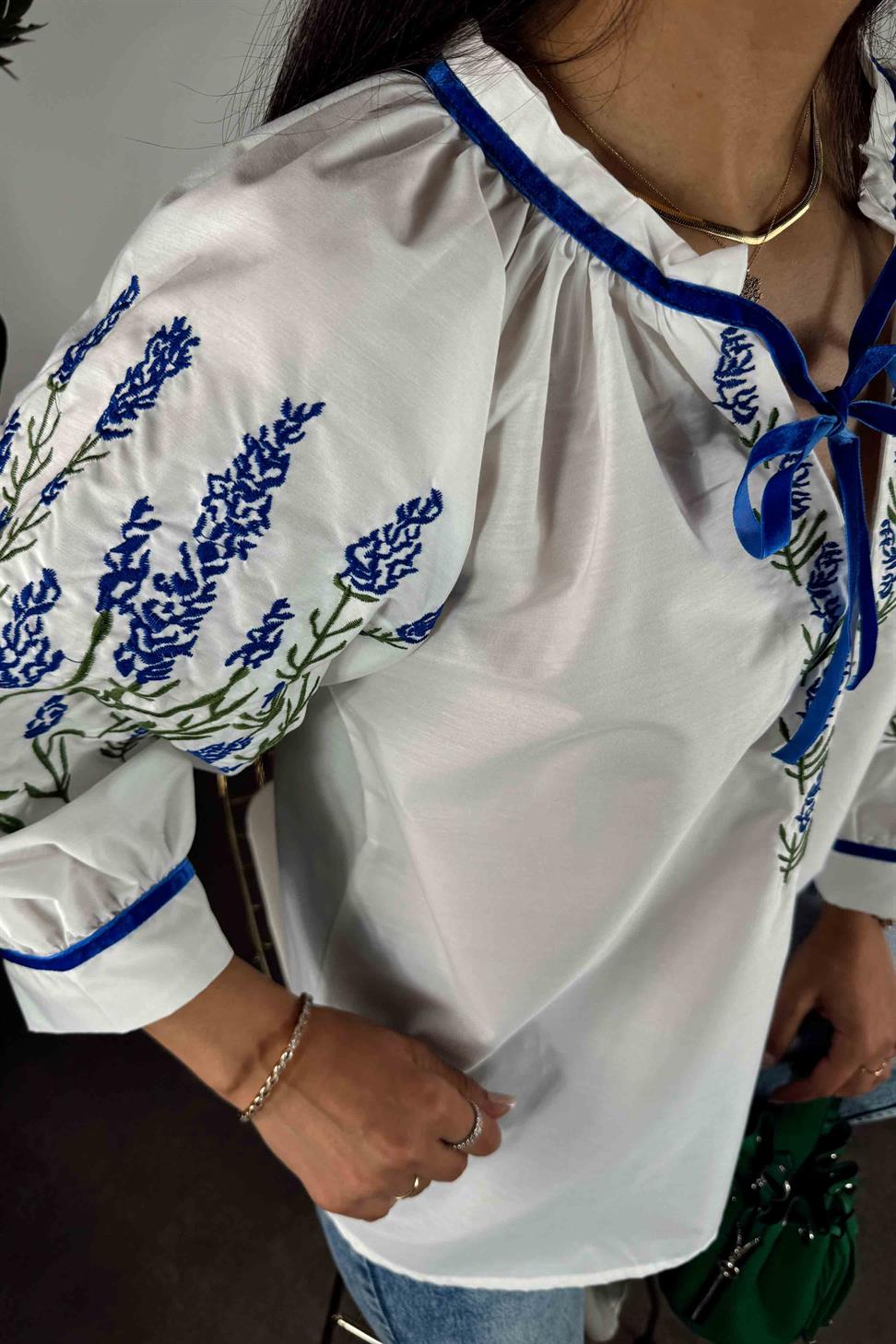 Poplin Kumaş Renkli Nakış Detay Bluz Beyaz