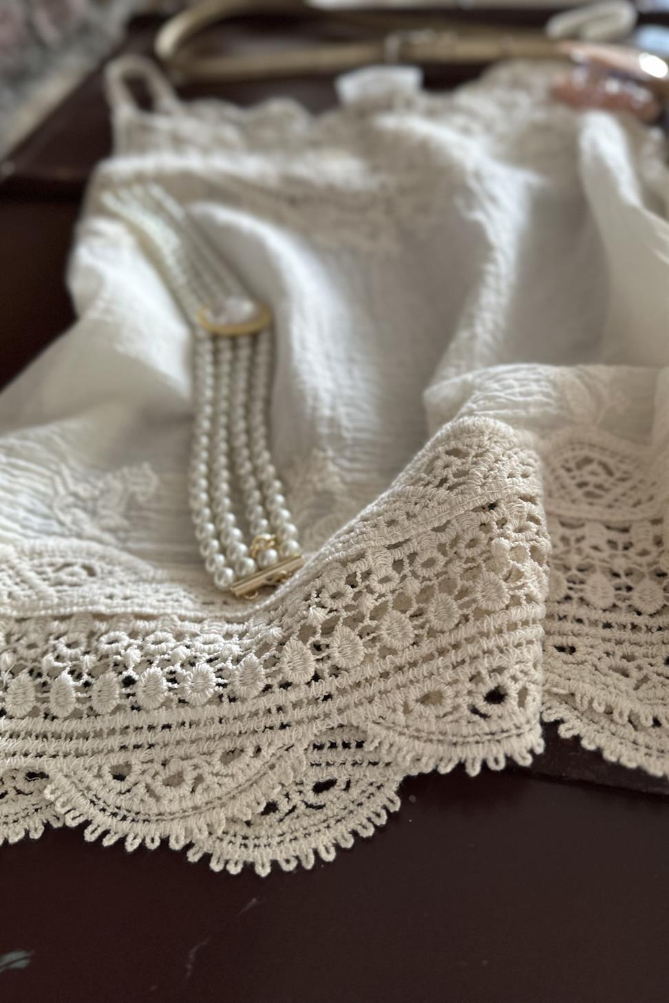 Premium Kalite Güpür Detay Askılı Bluz Krem