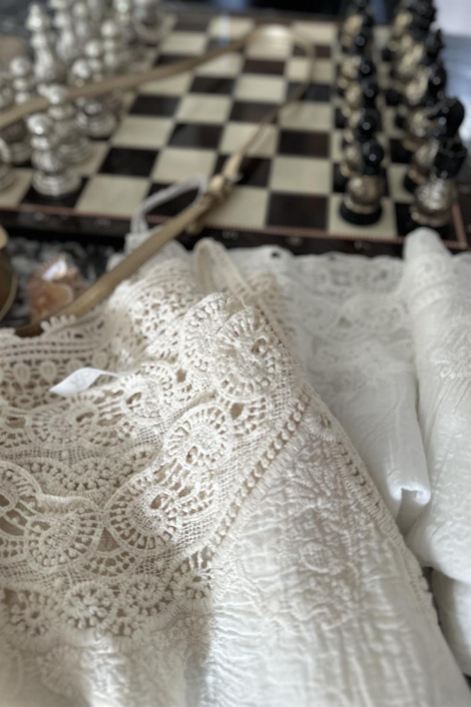 Premium Kalite Güpür Detay Askılı Bluz Krem