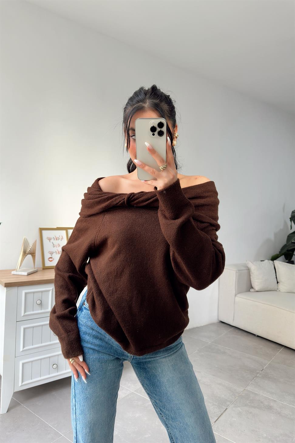 Premium Seri Degaje Yaka Triko Kazak Acı Kahve