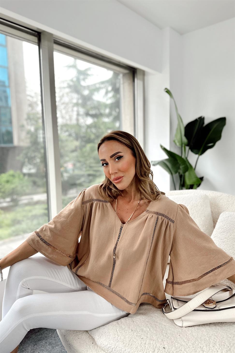 Premium Seri Keten Dokulu Bağlama Detay Bluz Camel
