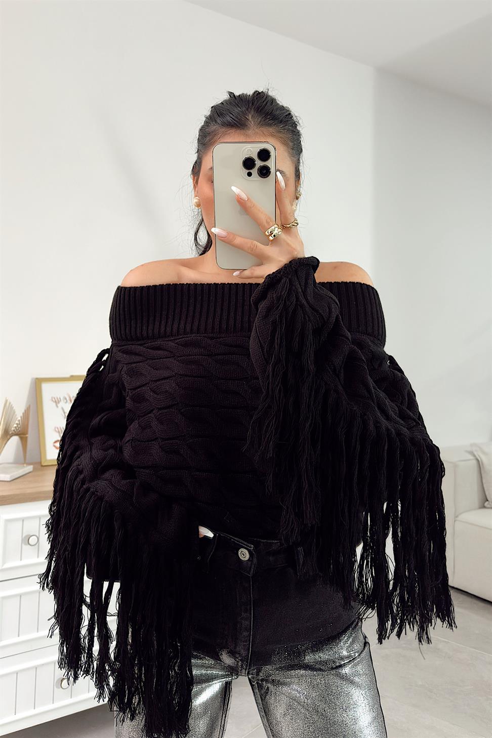 Premium Seri Madonna Yaka Püsküllü Kazak Siyah