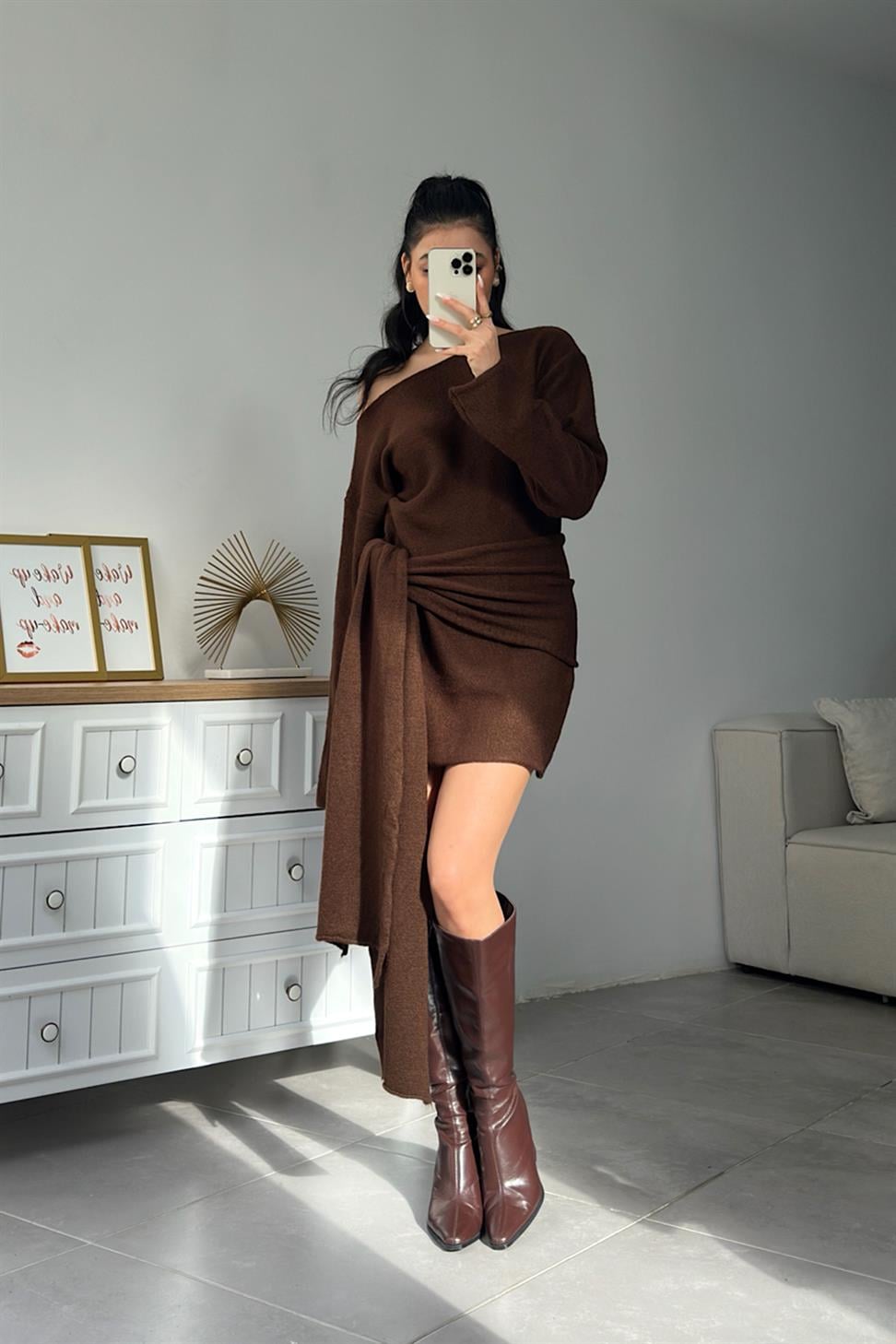 Premium Seri Tek Omuz Kuşak Detaylı Mini Triko Elbise Acı Kahve