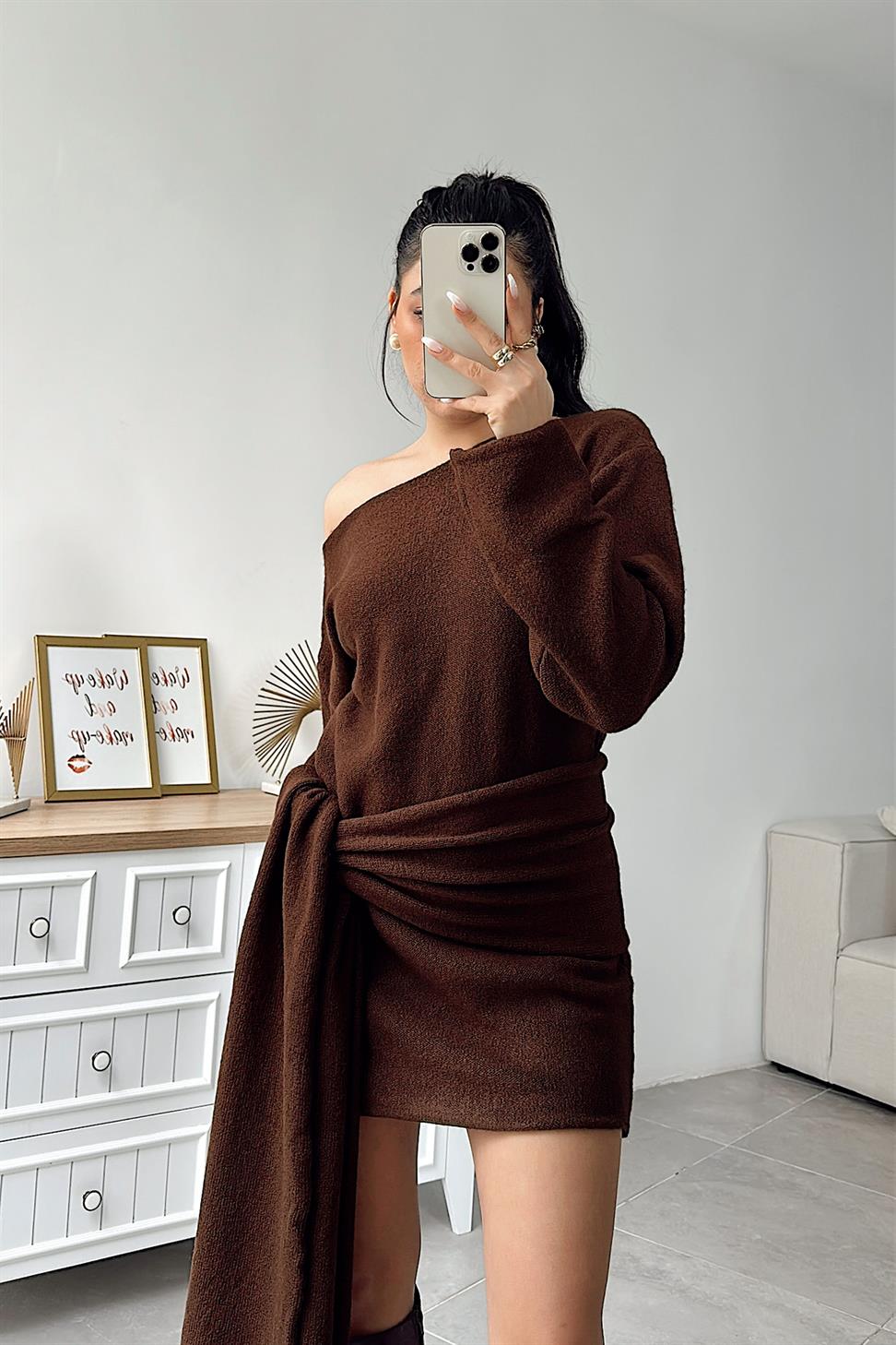 Premium Seri Tek Omuz Kuşak Detaylı Mini Triko Elbise Acı Kahve