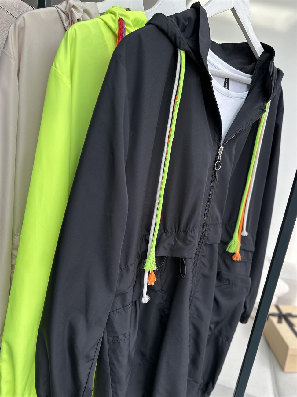 Siyah Kapüşonlu Fermuarlı Tensel Kumaş Tasarım Mont